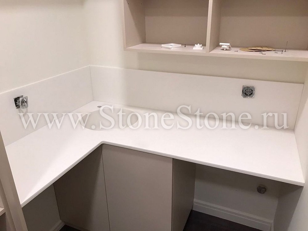 ����� ���������� ������� �� �������������� ����� Staron BW010 (Bright White) � ��������� � ��������